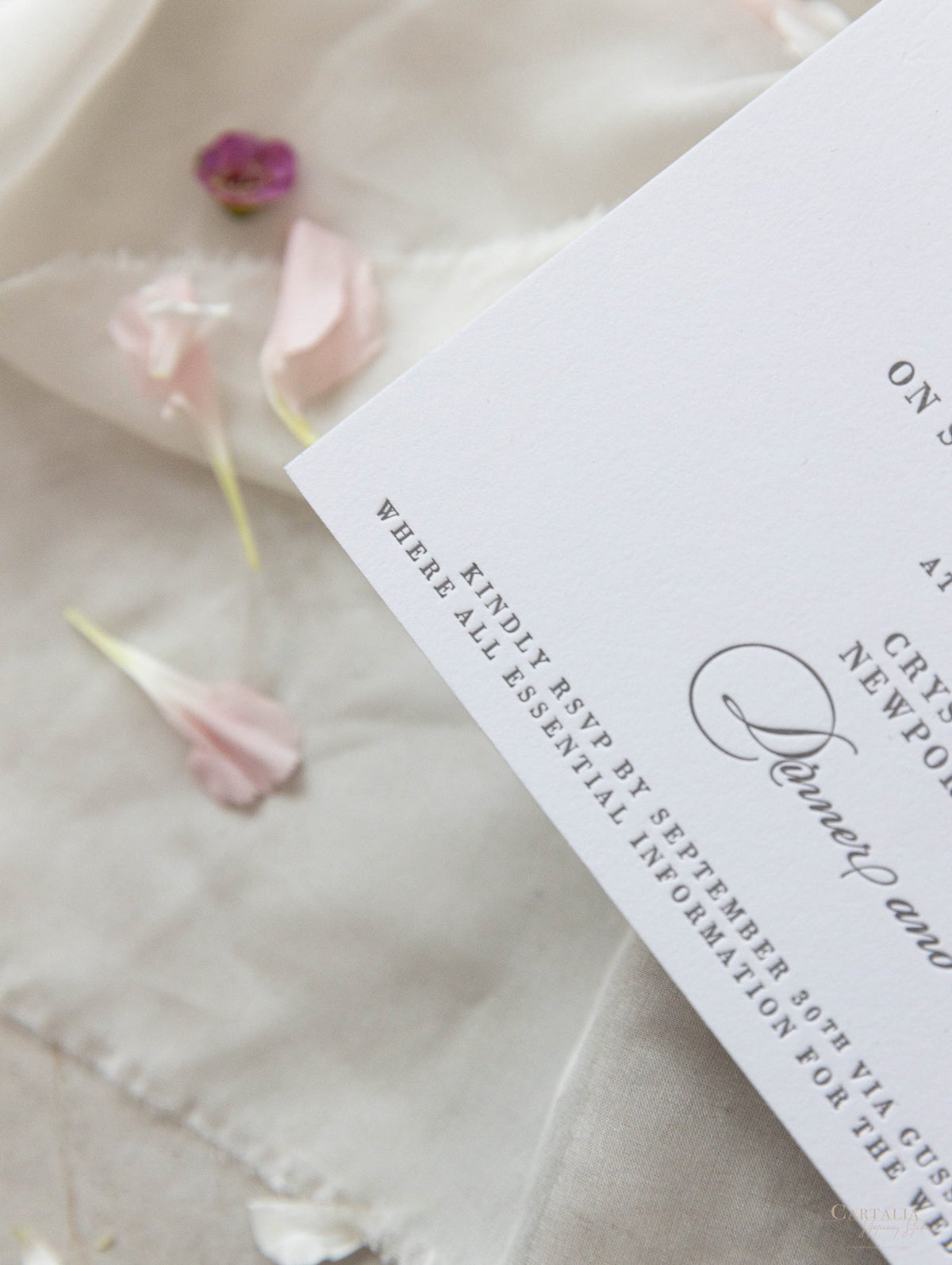 Invitación elegante para el día de la boda tipografía gris de lujo en tablero 100 % algodón de 710 g/m²