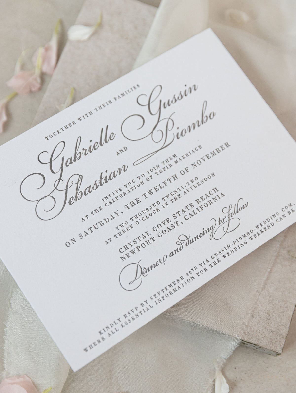 Invitación elegante para el día de la boda tipografía gris de lujo en tablero 100 % algodón de 710 g/m²