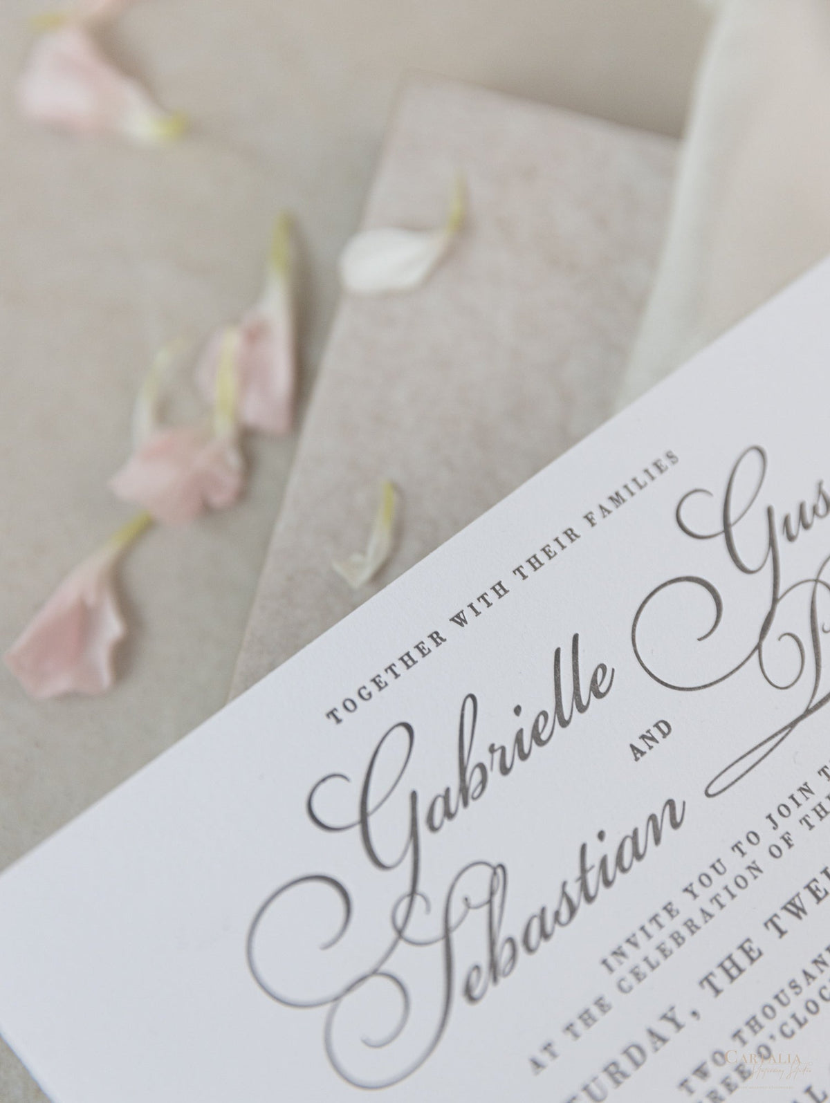 Invitación elegante para el día de la boda tipografía gris de lujo en tablero 100 % algodón de 710 g/m²