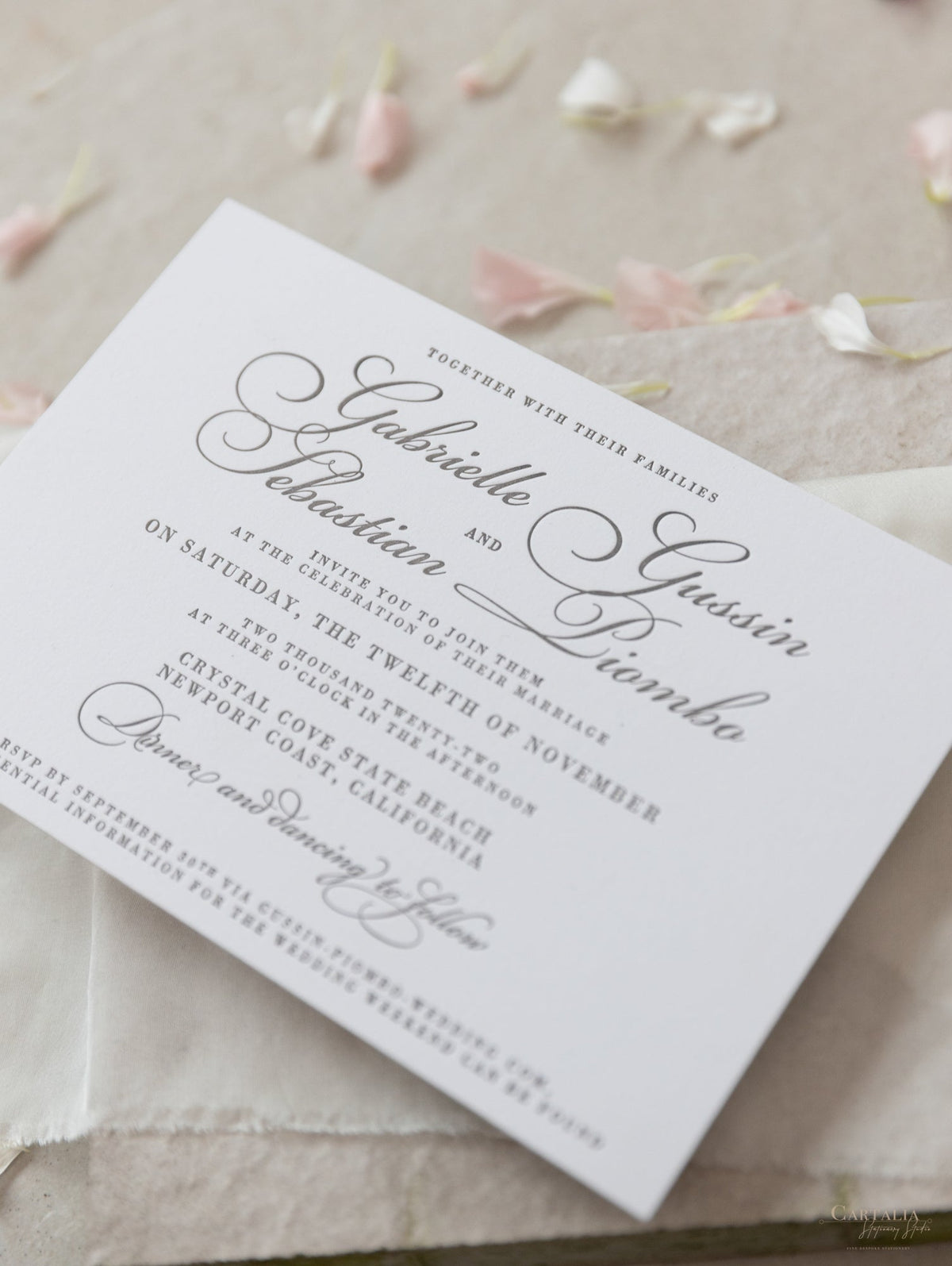 Invitación elegante para el día de la boda tipografía gris de lujo en tablero 100 % algodón de 710 g/m²