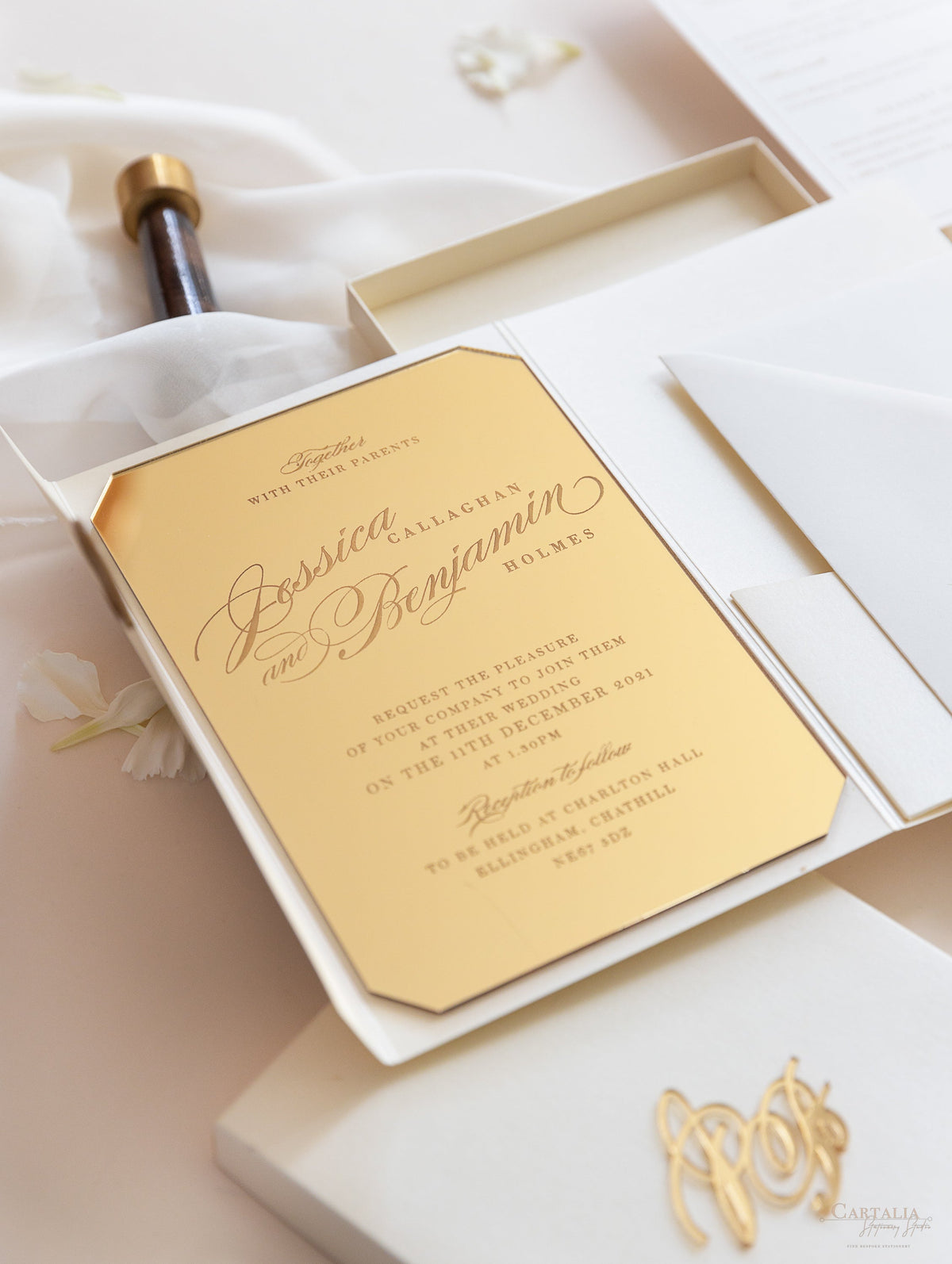 Invitación de boda en caja de lujo, sobre de bolsillo y sello de cera e invitación de boda de plexi dorado con espejo moderno con confirmación de asistencia y opciones de menú