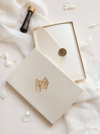 Invitación de boda en caja de lujo, sobre de bolsillo y sello de cera e invitación de boda de plexi dorado con espejo moderno con confirmación de asistencia y opciones de menú