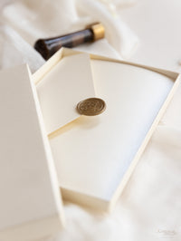 Invitación de boda en caja de lujo, sobre de bolsillo y sello de cera e invitación de boda de plexi dorado con espejo moderno con confirmación de asistencia y opciones de menú