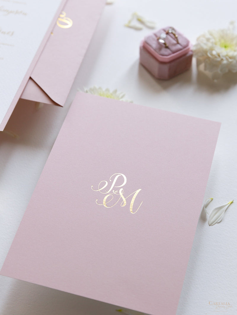 Invitación de noche rosa rubor con puntos de confeti con monograma de lámina dorada + sobre