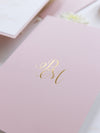 Invitación de noche rosa rubor con puntos de confeti con monograma de lámina dorada + sobre