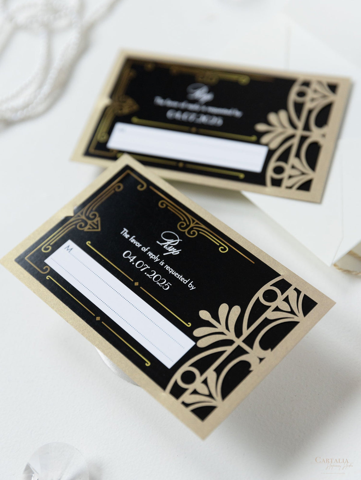 Invitación plegable para el día de la boda con corte láser del Gran Gatsby Art Déco en negro y dorado