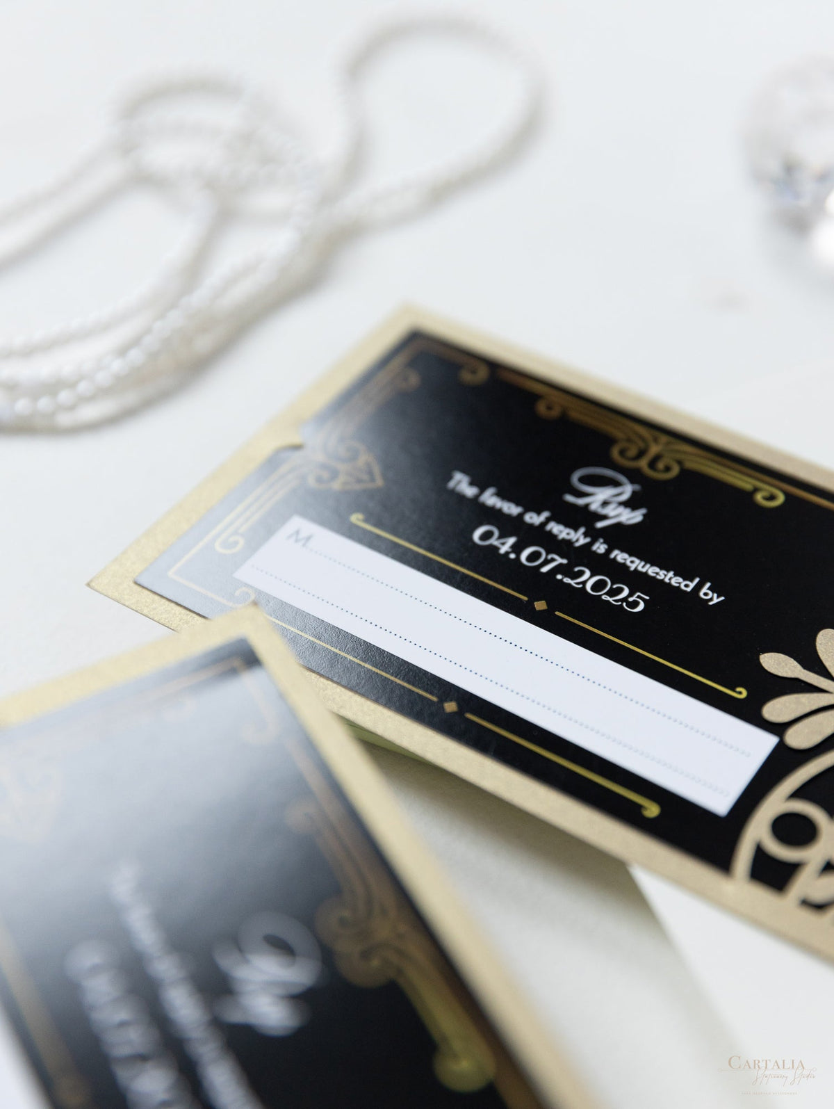 Invitación plegable para el día de la boda con corte láser del Gran Gatsby Art Déco en negro y dorado