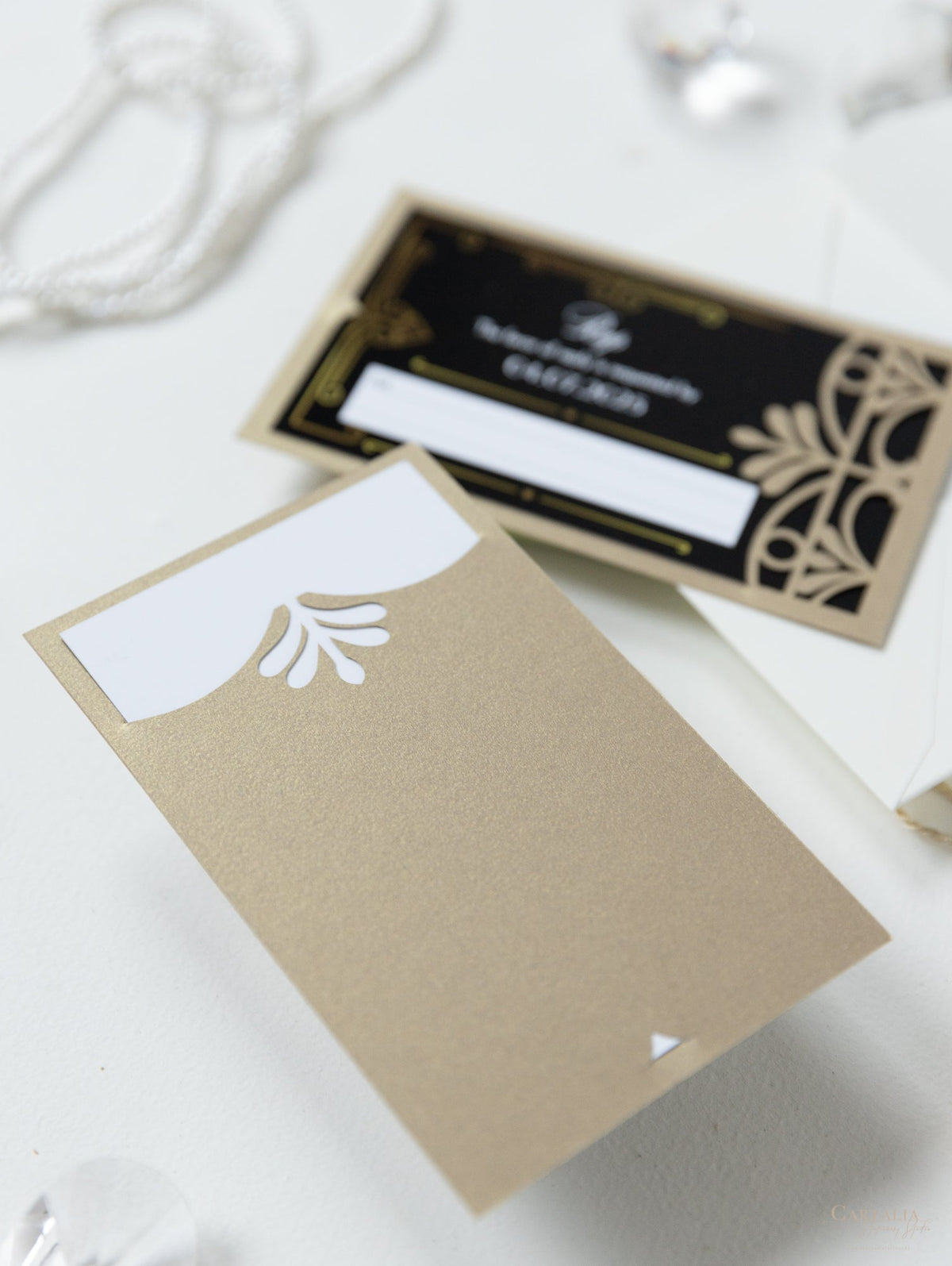 Invitación plegable para el día de la boda con corte láser del Gran Gatsby Art Déco en negro y dorado