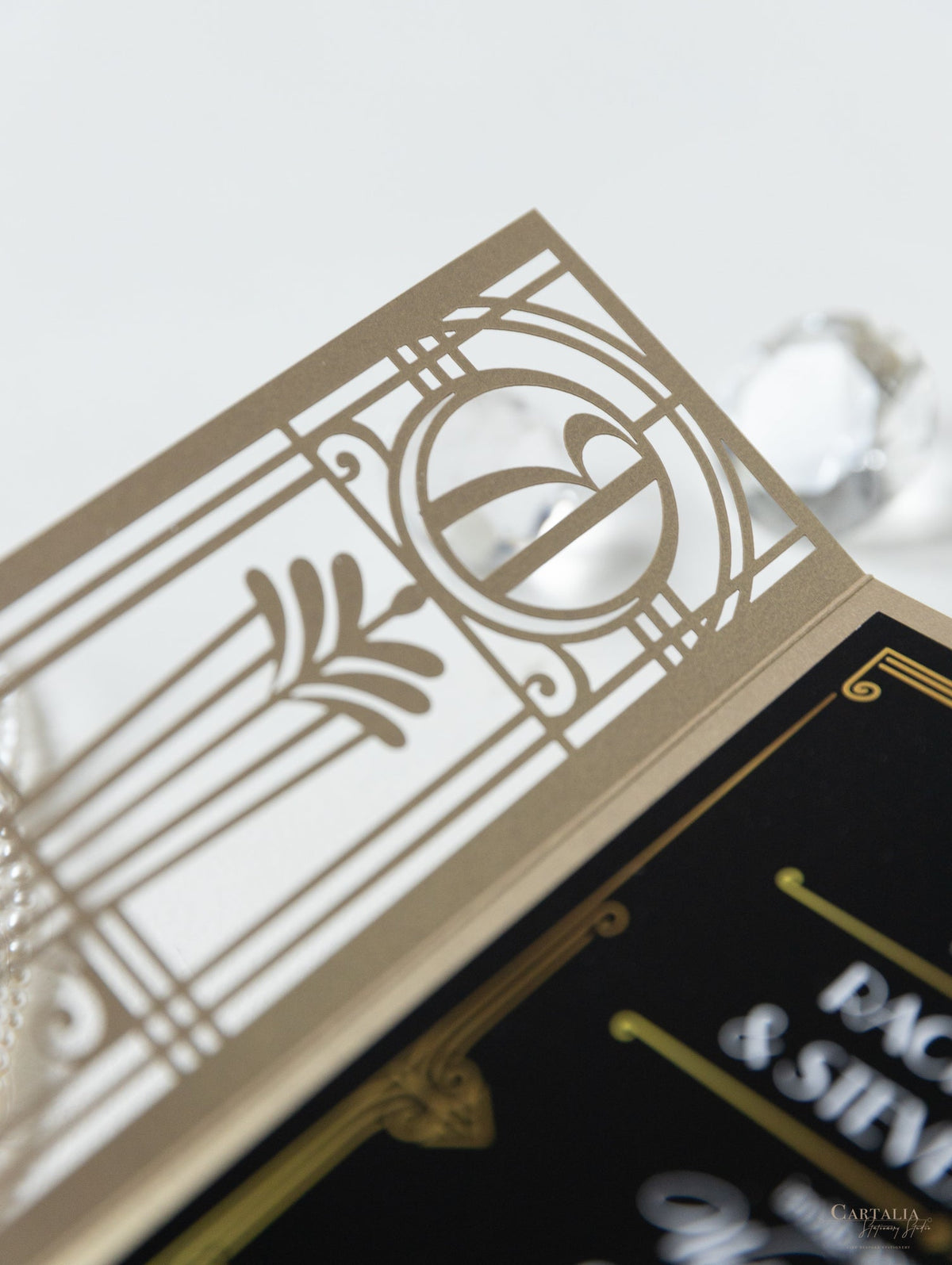 Invitación plegable para el día de la boda con corte láser del Gran Gatsby Art Déco en negro y dorado