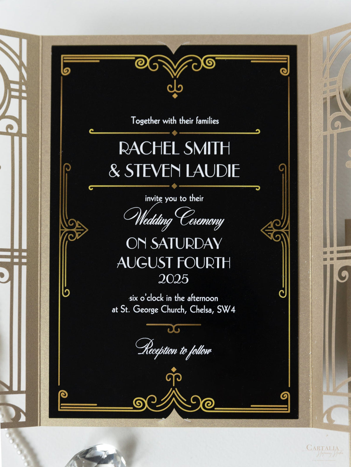 Invitación plegable para el día de la boda con corte láser del Gran Gatsby Art Déco en negro y dorado