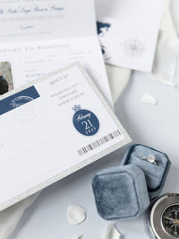 Cartera de viaje FOLDER plateada y azul marino: Suite de invitación para pasaporte de boda de lujo en bolsillo y etiqueta de espejo