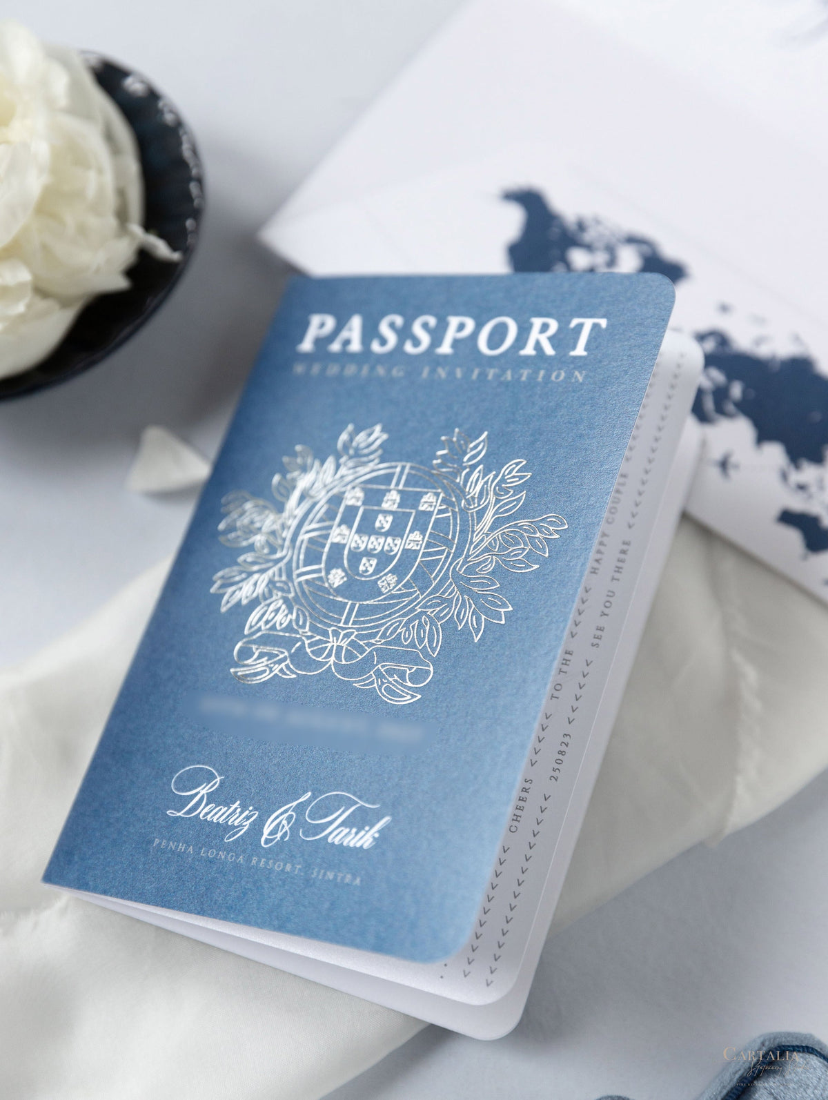 Cartera de viaje FOLDER plateada y azul marino: Suite de invitación para pasaporte de boda de lujo en bolsillo y etiqueta de espejo