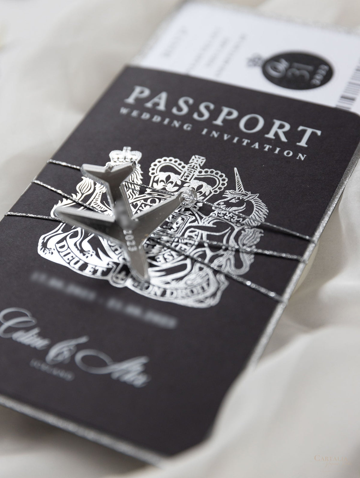 Suite de invitación de boda con pasaporte de lujo negro con purpurina plateada y lámina de plata real
