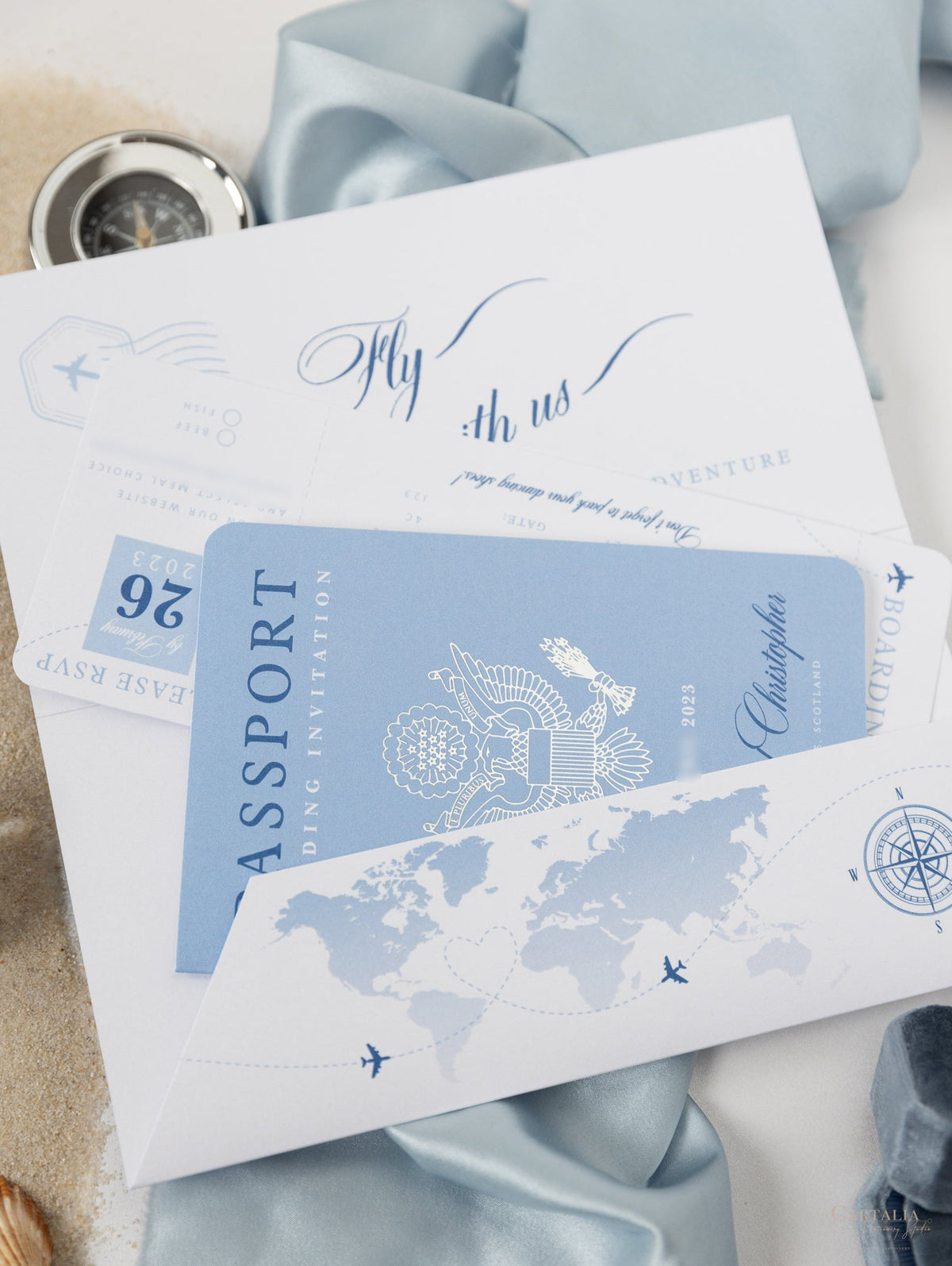 FOLDER Cartera de viaje: Invitación de pasaporte de boda azul polvoriento de lujo en bolsillo y suite de invitación de pasaporte con etiqueta de espejo plateado
