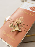 Invitación de boda de pasaporte de lujo de terracota y canela con hilo dorado y brillo dorado, lámina real