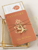 Invitación de boda de pasaporte de lujo de terracota y canela con hilo dorado y brillo dorado, lámina real
