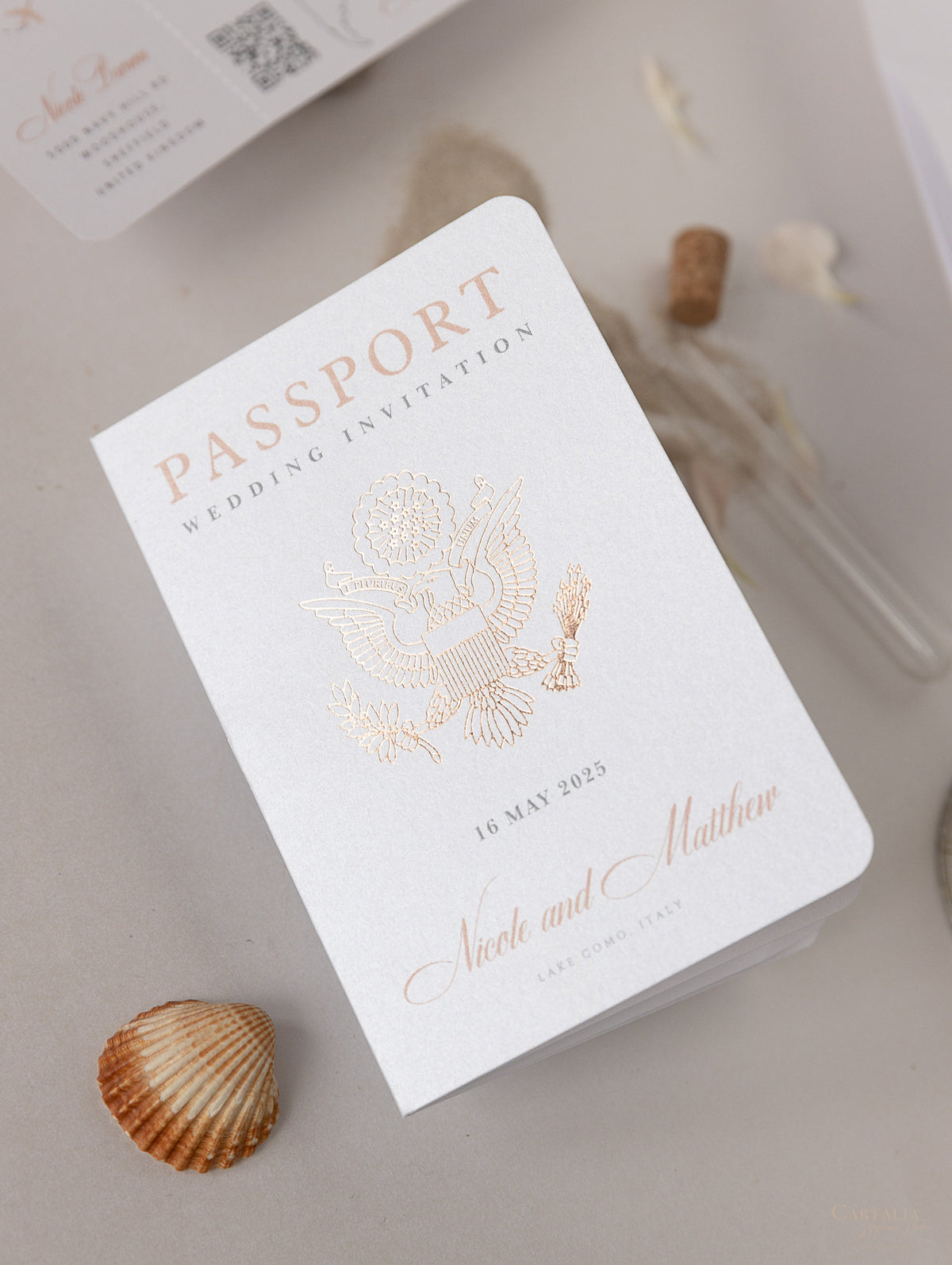 FOLDER Cartera de viaje: Invitación de pasaporte de boda de lujo en oro rosa con código QR en bolsillo y etiqueta de espejo Suite de invitación de pasaporte