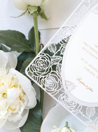 Invitación romántica para el día de la boda con corte láser y espejo de rosas