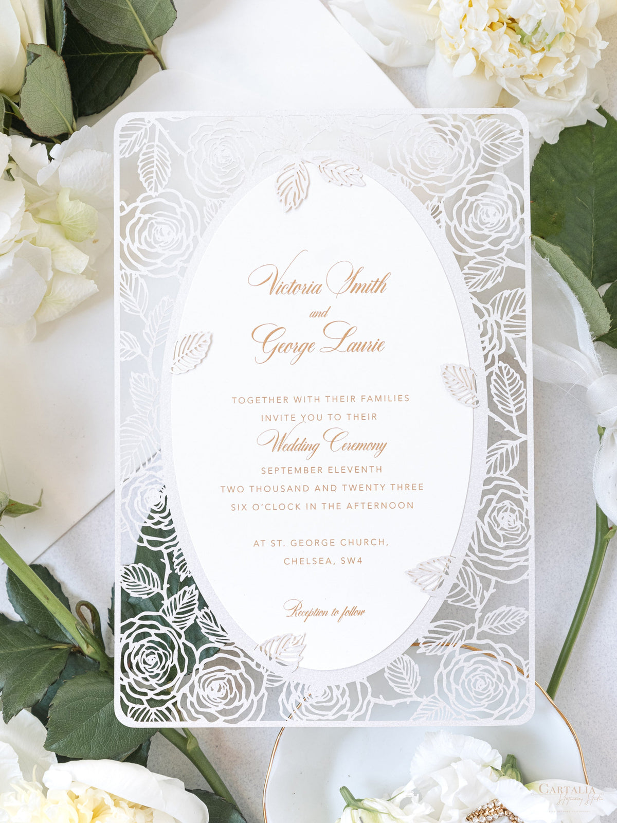 Invitación romántica para el día de la boda con corte láser y espejo de rosas