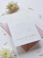 Confeti de lujo de lámina de oro real con puntos de color rosa rubor, reserva la fecha con sobre