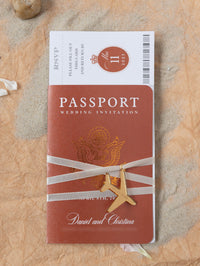 Invitación de boda con pasaporte naranja quemado - Avión grabado de lujo en pasaporte Plexi dorado y boda de destino con lámina de cobre
