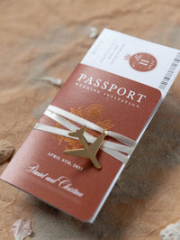 Invitación de boda con pasaporte naranja quemado - Avión grabado de lujo en pasaporte Plexi dorado y boda de destino con lámina de cobre