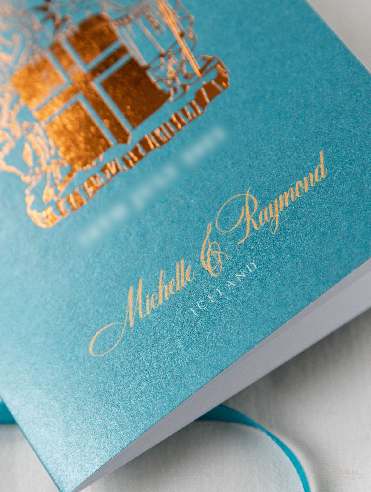 Invitación de boda con pasaporte azul azulado y dorado - Avión grabado de lujo en pasaporte Plexi dorado y boda de destino con lámina de cobre