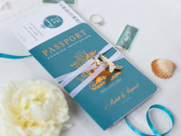Invitación de boda con pasaporte azul azulado y dorado - Avión grabado de lujo en pasaporte Plexi dorado y boda de destino con lámina de cobre
