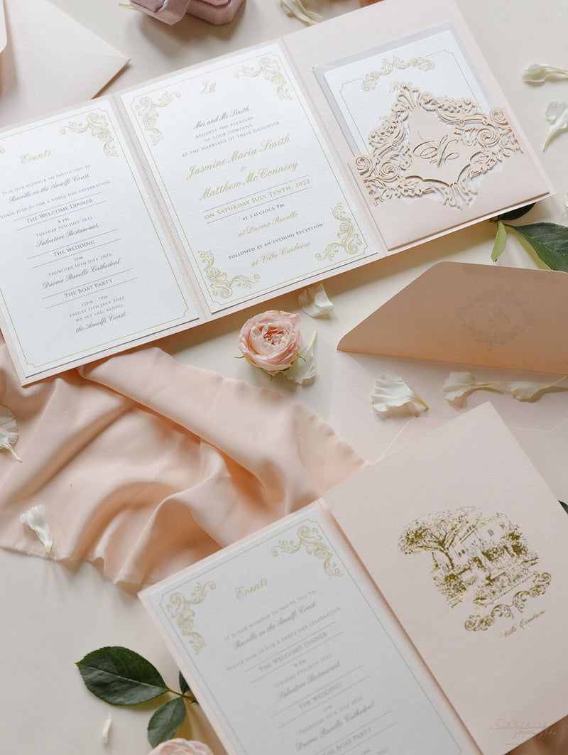 Suite de bolsillo clásica de lujo en color crema y colorete con lámina dorada y boceto del lugar para celebrar bodas | Italia Villa Cimbrone, Ravello