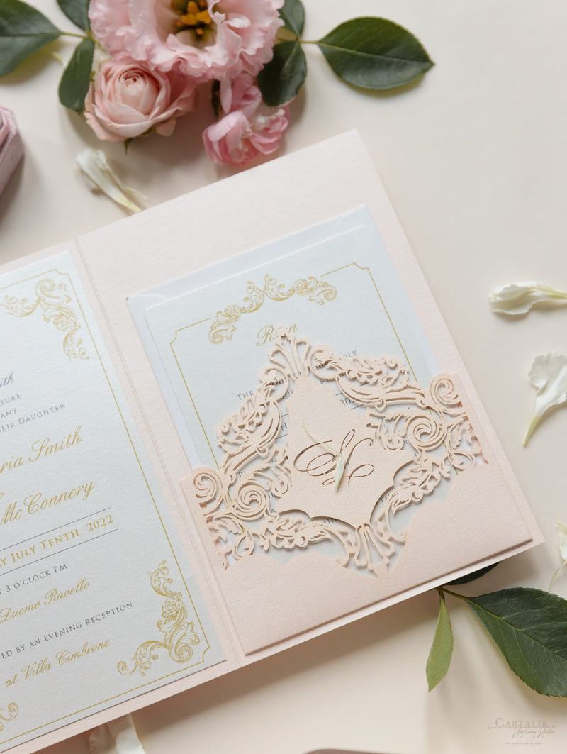 Suite de bolsillo clásica de lujo en color crema y colorete con lámina dorada y boceto del lugar para celebrar bodas | Italia Villa Cimbrone, Ravello