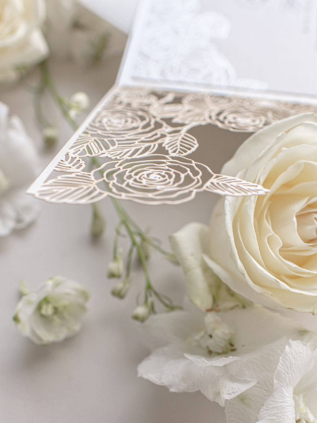 Intrincado detalle de rosas cortadas con láser con envoltura estilo banda para el vientre de lámina de perlas Invitación para el día de la boda