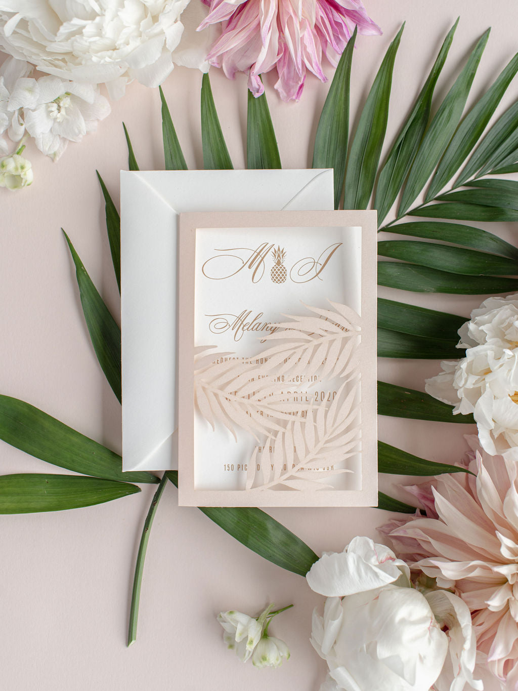 Colección de invitaciones de destino tropical cortadas con láser con hojas de palmera por la noche