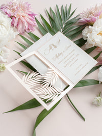 Colección de invitaciones de destino tropical cortadas con láser con hojas de palmera por la noche