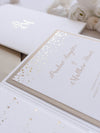 Suite de invitación de boda con pliegues de bolsillo dorado y blanco con confeti de lámina dorada real de lujo