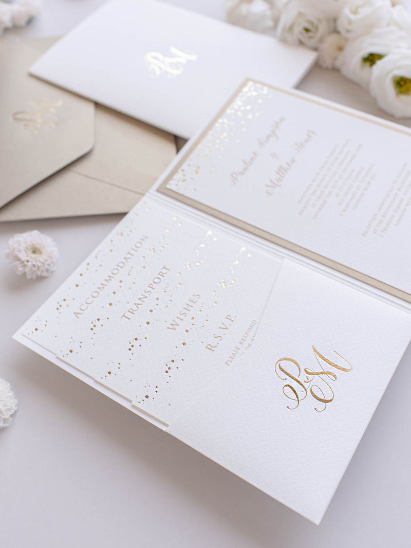 Suite de invitación de boda con pliegues de bolsillo dorado y blanco con confeti de lámina dorada real de lujo