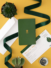 Invitación de boda con pasaporte verde de México con lámina de oro real