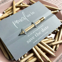 Lápices en ✏ Tarjeta de boda para guardar la fecha en gris polvoriento con vuestros nombres grabados.