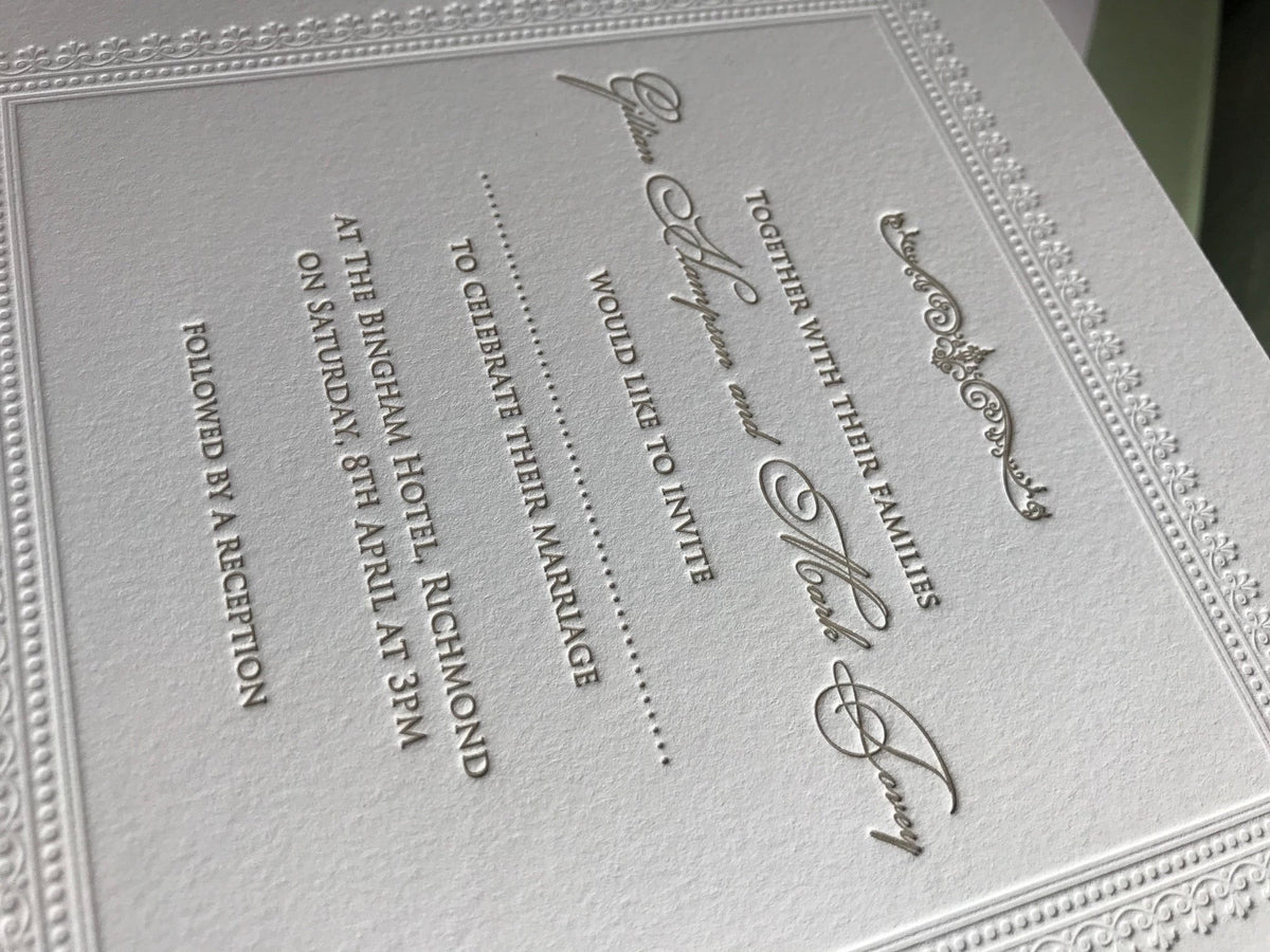 Invitación de día elegante tipográfica de lujo grabada en relieve de 710 g/m²