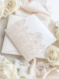 Carpeta con bolsillo cortada con láser y color rubor de rosas románticas con tarjeta Rsvp