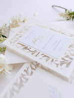 Impresionante boda con lámina dorada y hojas botánicas cortadas con láser reserva la fecha