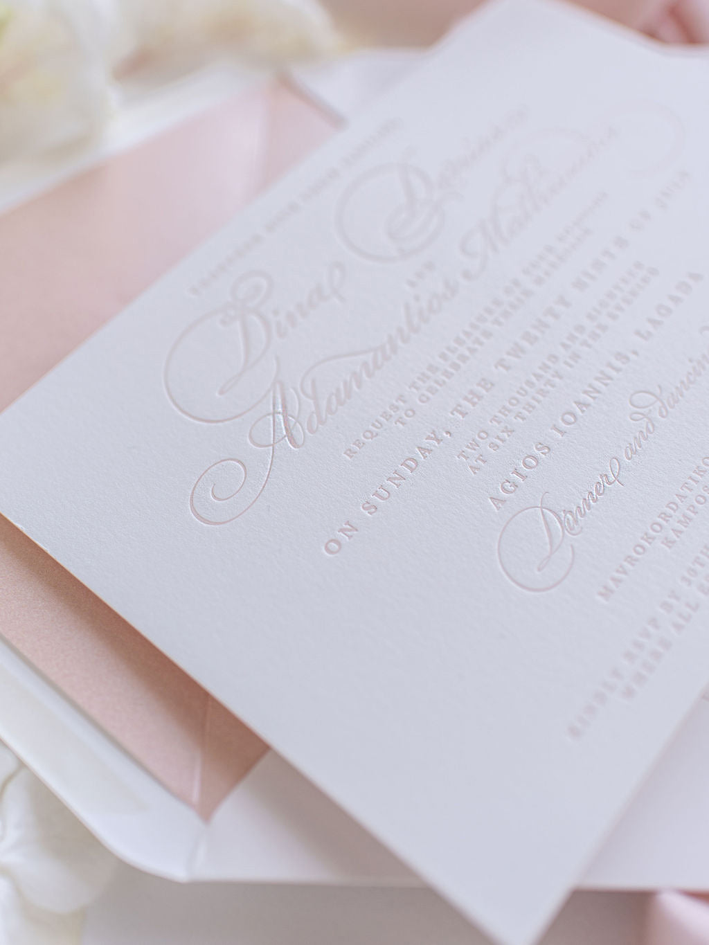 Invitación elegante del día de la boda tipográfica de lujo en tablero 100 % algodón de 710 g/m²