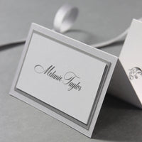 Tarjeta de mesa blanca con monograma de montaje triple de lujo
