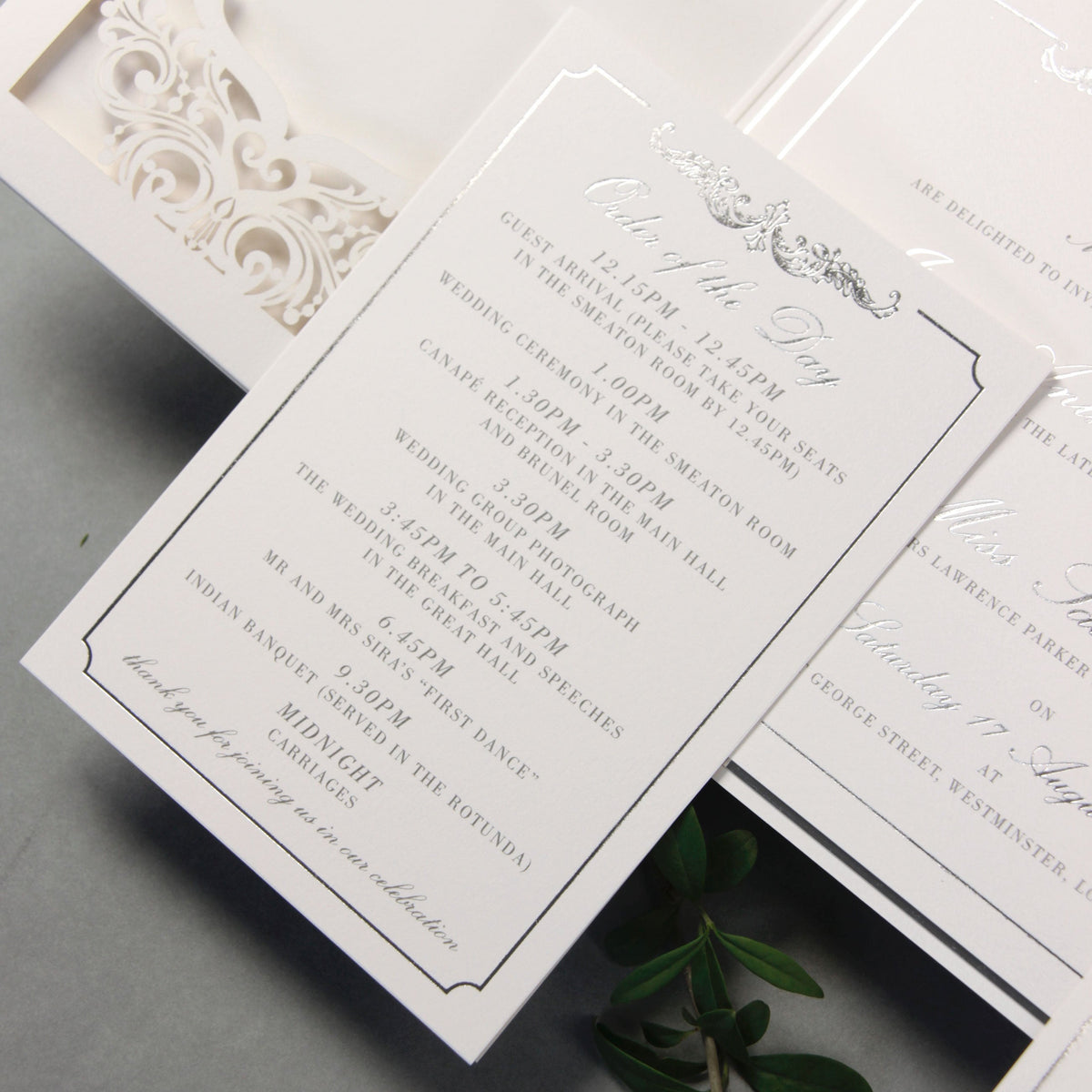 Suite plegable de bolsillo de lujo Siver Foil para el día de la boda, Rsvp, suite de invitación de tarjeta de información con bolsillo cortado con láser, guión de caligrafía