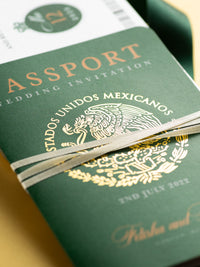 Invitación de boda con pasaporte verde de México con lámina de oro real