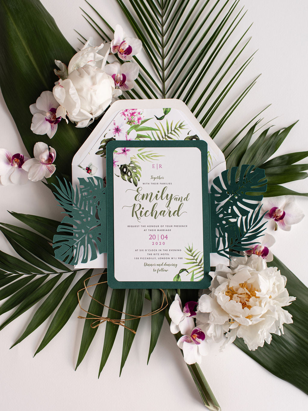 Invitación de boda de destino floral con corte láser verde y hoja botánica tropical de Monstera con tarjeta Rsvp y sobres forrados