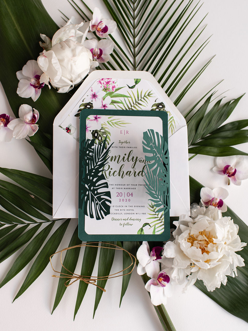 Invitación de boda de destino floral con corte láser verde y hoja botánica tropical de Monstera con tarjeta Rsvp y sobres forrados