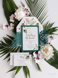 Invitación de boda de destino floral con corte láser verde y hoja botánica tropical de Monstera con tarjeta Rsvp y sobres forrados