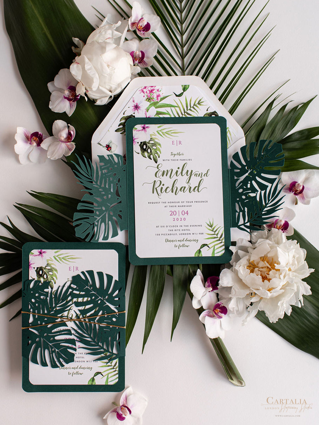 Invitación de boda de destino floral con corte láser verde y hoja botánica tropical de Monstera con tarjeta Rsvp y sobres forrados