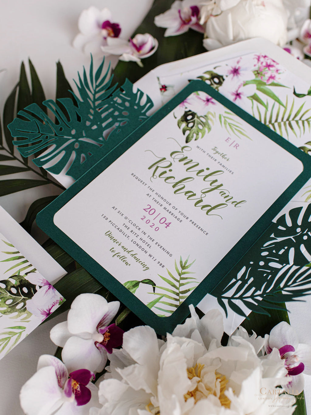 Invitación de boda de destino floral con corte láser verde y hoja botánica tropical de Monstera con tarjeta Rsvp y sobres forrados