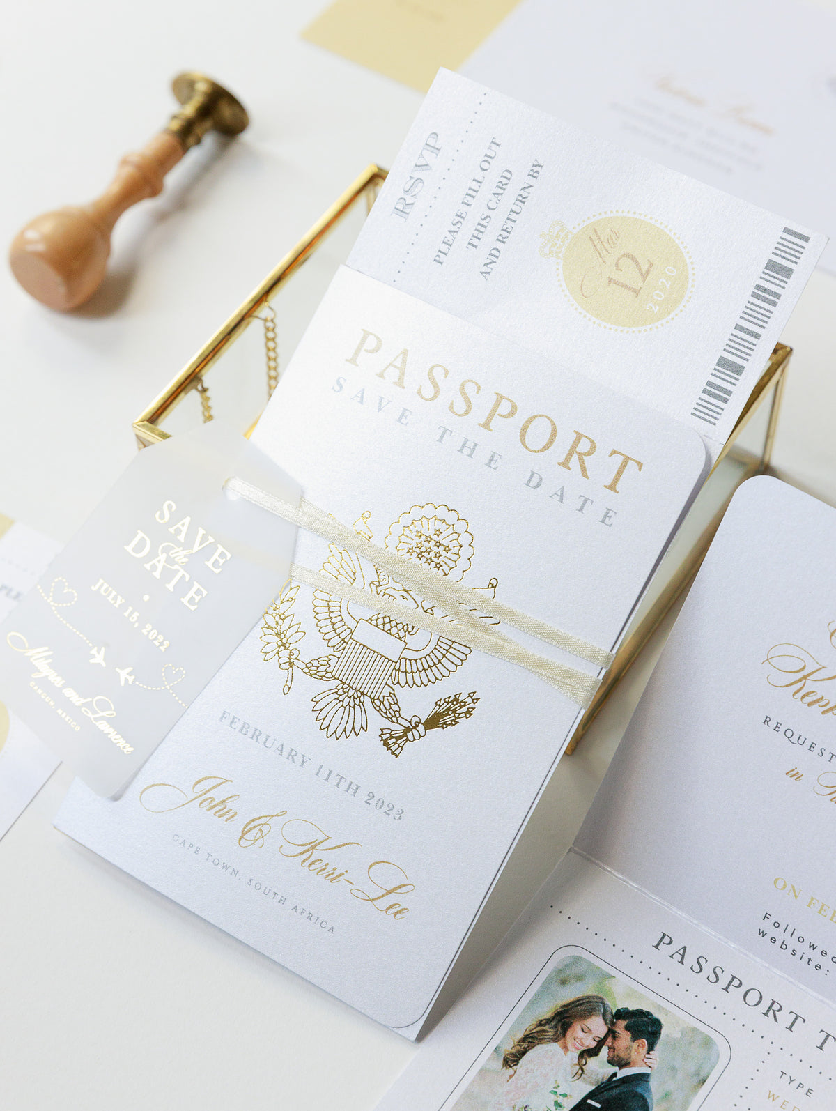 Pasaporte Boda Guardar la fecha Vellum con tarjeta de embarque de lámina dorada, boda en el extranjero, boda de destino, boda de viaje, billete de avión